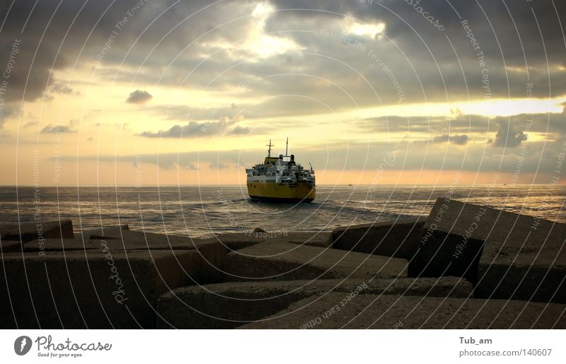 Ferrytale Fähre Wasserfahrzeug Himmel Sonnenaufgang Meer Wolken Horizont Lichterscheinung Morgen Nachthimmel Einsamkeit Schifffahrt verlassend Sonnenuntergang