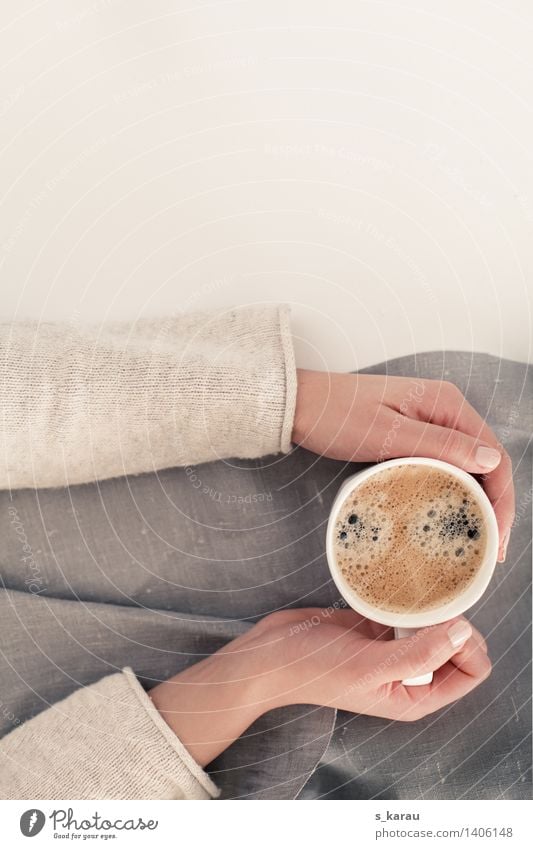 Kaffeepause Getränk trinken Heißgetränk Tasse Becher Mensch feminin Frau Erwachsene Hand festhalten einfach heiß hell Gelassenheit ruhig Freizeit & Hobby Leben