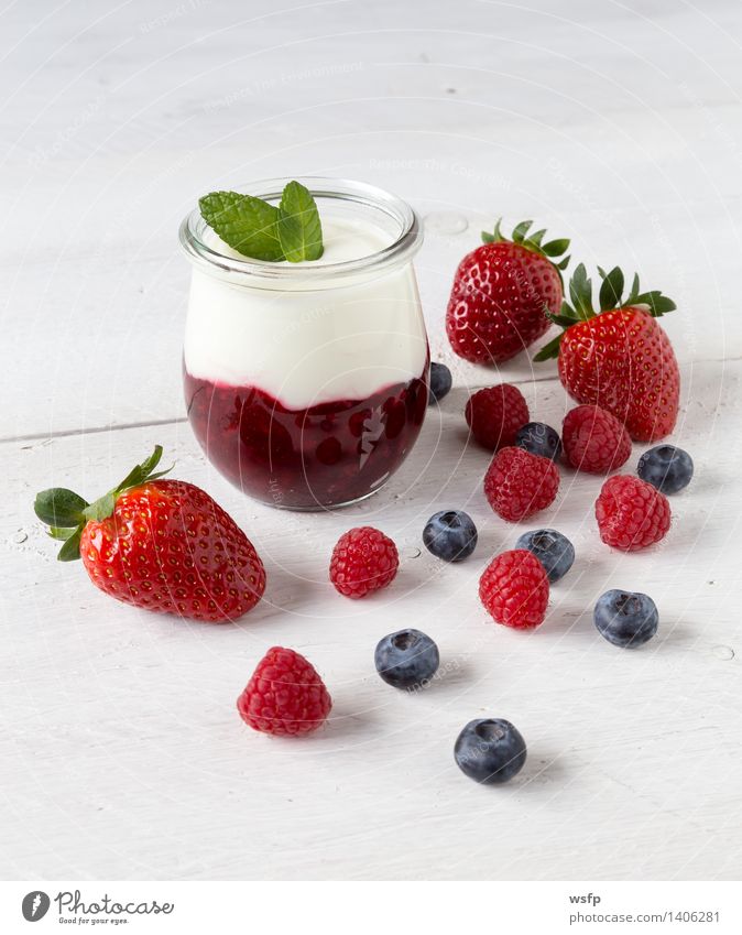 Rote Grütze mit Minze Joghurt Frucht Dessert Holz weiß rote Grütze Himbeeren Blaubeeren weisser Holzhintergrund Erdbeeren Glas Gesund Süsspeise Essen Holztisch