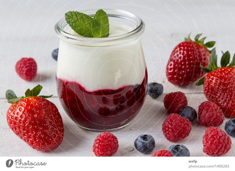 Rote Grütze mit Minze Joghurt Frucht Dessert Holz weiß rote Grütze Himbeeren Blaubeeren weisser Holzhintergrund Erdbeeren Glas Gesund Süsspeise Essen Holztisch