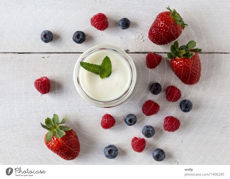 Rote Grütze mit Minze Joghurt Frucht Dessert Holz weiß rote Grütze Himbeeren Blaubeeren weisser Holzhintergrund Erdbeeren Glas Gesund Süsspeise Essen Holztisch