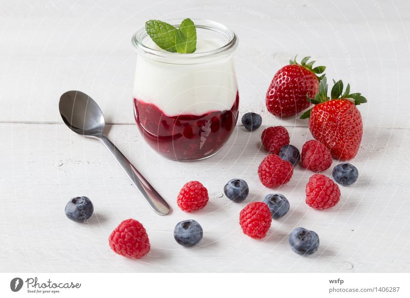 Rote Grütze mit Minze Joghurt Frucht Dessert Holz weiß rote Grütze Himbeeren Blaubeeren weisser Holzhintergrund Erdbeeren Glas Gesund Süsspeise Essen Holztisch