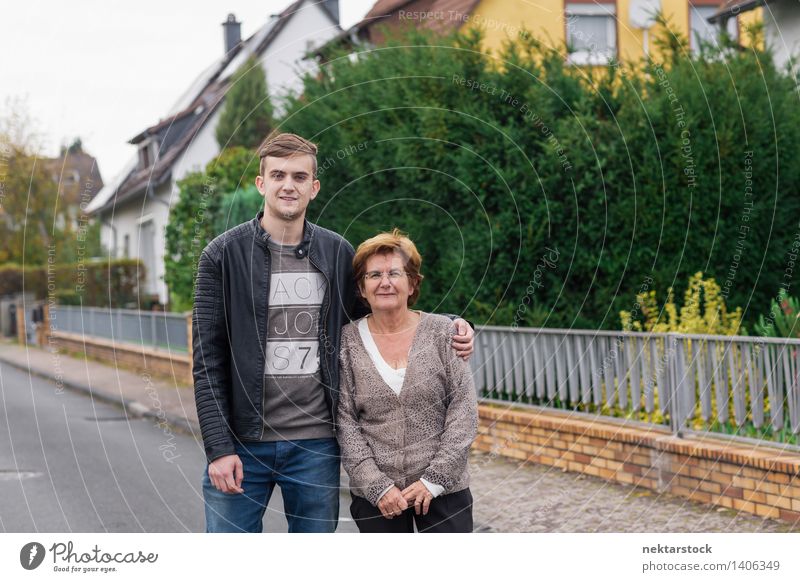 glücklicher junger Erwachsener mit seiner Großmutter Freude Glück Garten Ruhestand Frau Mann Familie & Verwandtschaft Straße alt Lächeln Liebe Umarmen