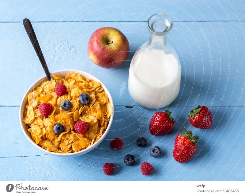 Cornflakes in einer Schale Frucht Apfel Frühstück Milch Schalen & Schüsseln Holz blau Frühstücksflocken Flocke Blaubeeren Zerealien Himbeer Müsli Erdbeeren Korn