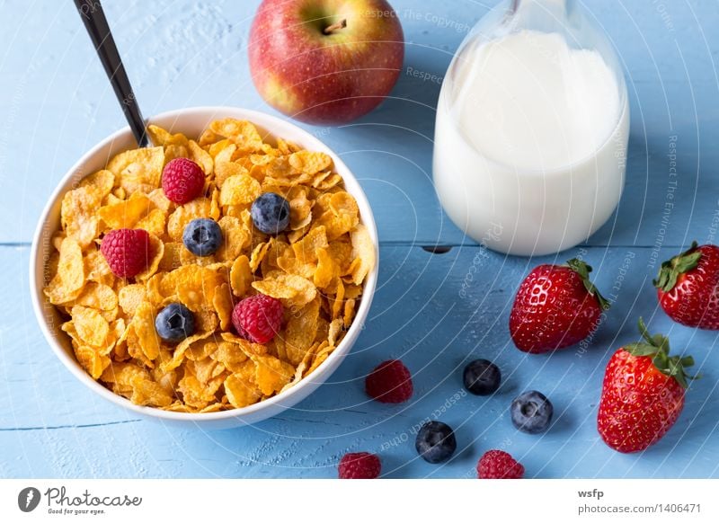 Cornflakes in einer Schale Frucht Apfel Frühstück Milch Schalen & Schüsseln Holz blau Frühstücksflocken Flocke Blaubeeren Zerealien Himbeer Müsli Erdbeeren Korn