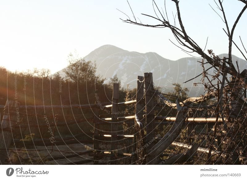 gleich geht's weiter Zaun Holzzaun Barriere geschlossen Berge u. Gebirge Drakensberge Südafrika Landschaft Großgrundbesitz