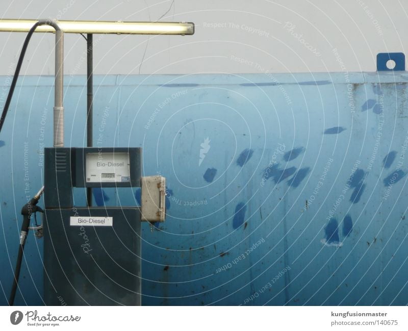 Tankstelle Diesel Macht Industrie Benzin blau Neonlicht auftanken Bioprodukte biodiesel isst unser weizen weg Klima Klimawandel ölpreis wird auch nicht besser