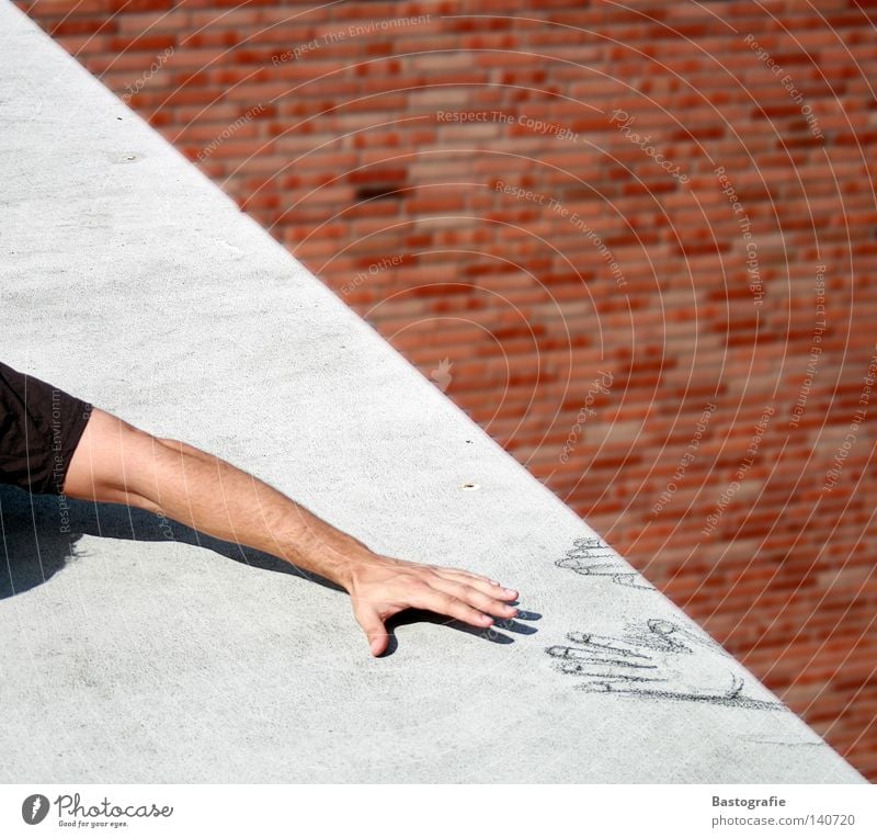 help me Absturz Hand Rettung Griff Sturz fallen Sicherheit Helfer Gemälde hängen Straßenkunst Wand Mauer Backstein Beton Dach Panik Todesangst Trauer Angst