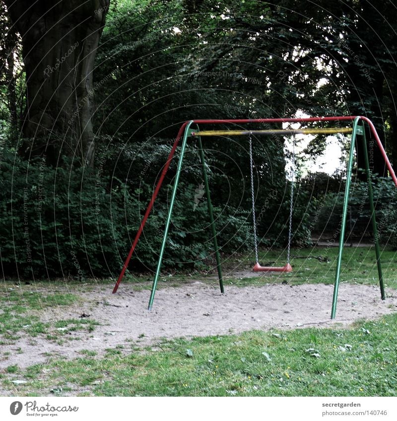 keiner spielt mit mir. Spielplatz Spielen mehrfarbig Schaukel einzeln Einsamkeit dunkel Trauer stagnierend Sträucher Baum herzlos Menschenleer hoch Angsthase