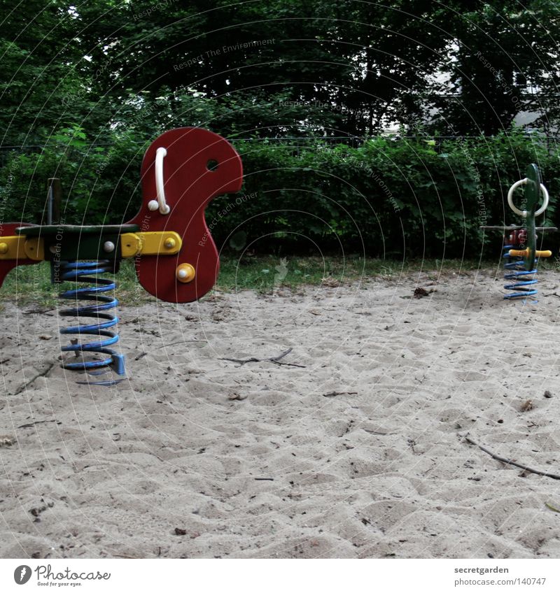 scream Spielplatz Spielen mehrfarbig Schaukel einzeln Einsamkeit dunkel Trauer stagnierend Sträucher Baum herzlos Menschenleer Pferd Abwechselnd Wippe hoch