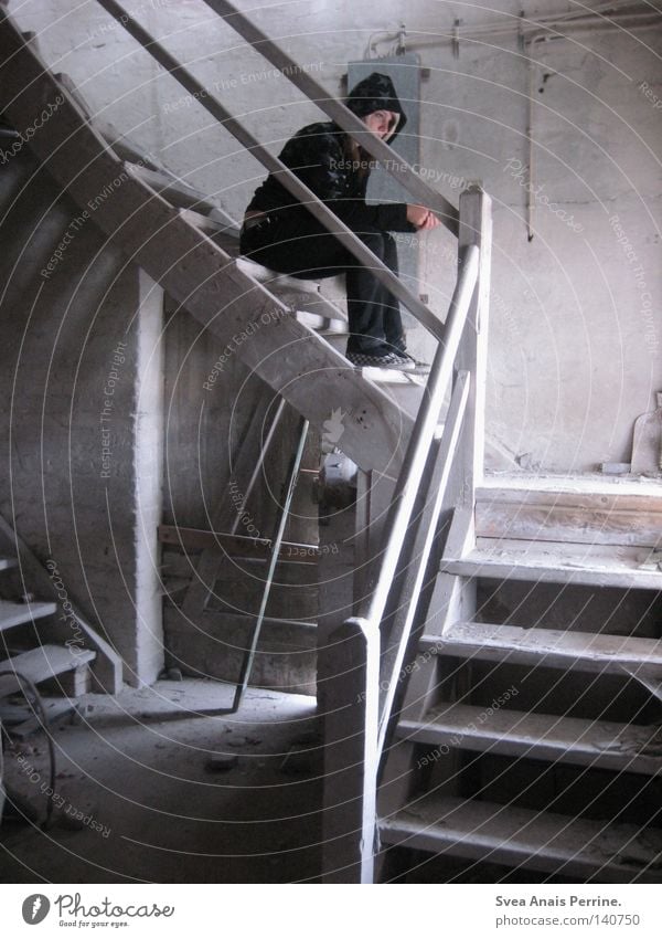 Komm, wirf dir ein paar Tabletten ein Frau schwarz Treppe Einsamkeit dreckig Schatten geheimnisvoll Denken Treppengeländer hoch tief Trauer Verzweiflung