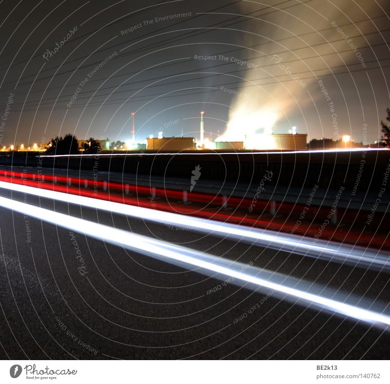 Durch die Nacht dunkel hell Smog Licht Lampe Beleuchtung industriell Industriefotografie Bayern Abgas geschlossen Kabel aufwärts rot-weiß Leitplanke Linie