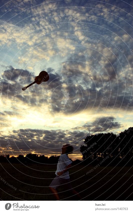 Flying Guitar Freude Musik Gitarre Himmel Wolken Baum Feld fliegen laufen werfen hoch Musikinstrument aufwärts hochwerfen Sonnenuntergang Silhouette Blick