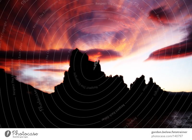 vor der Dunkelheit rot Himmel Wolken Felsen Meer Sardinien bedrohlich Geister u. Gespenster Silhouette Gewitter gefährlich Italien Abendstimmung Siluette