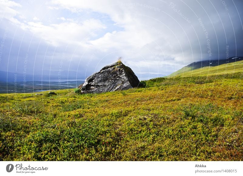 felsenfest Abenteuer Ferne Freiheit Himmel Wolken schlechtes Wetter Sturm Gras Felsen Berge u. Gebirge Fjäll Stimmung Verschwiegenheit Weisheit Ausdauer