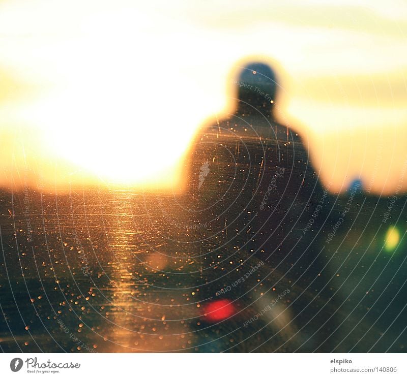 Roller fahr'n Kleinmotorrad fahren Helm Unschärfe Glas Kratzer Fahrzeug Mann Rückspiegel Sonne Sonnenuntergang Rücklicht langsam Geschwindigkeit Himmel rot gelb