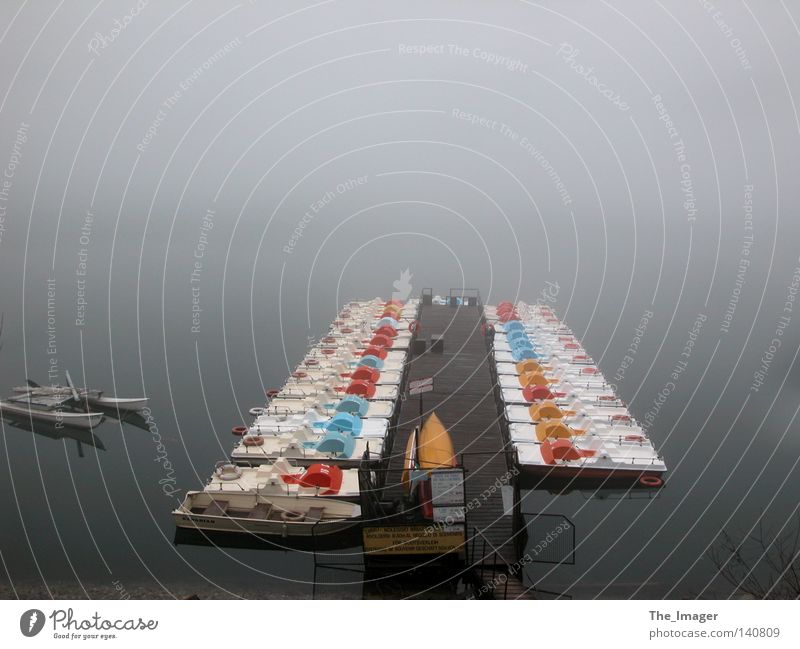 Nebel Tretboot Wasserfahrzeug Ruderboot See Italien Gardasee Steg Anlegestelle Abenddämmerung Trauer Endzeitstimmung Unendlichkeit Seeufer Gewässer Bootsverleih