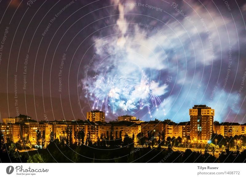 Feuerwerk Party Feste & Feiern Himmel glänzend lang neu rot schwarz weiß Farbe Hintergrund Beautyfotografie geplatzt Gast Explosion Belichtung Fotografie Funken