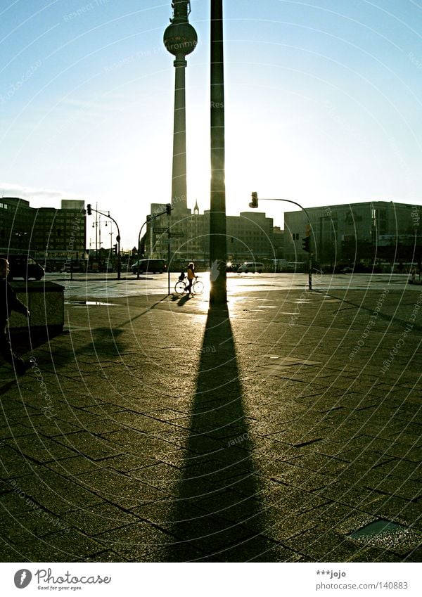 brotherhood. Berlin Alexanderplatz Hauptstadt Sonne Sonnenuntergang Abend Abenddämmerung Dämmerung Fernsehturm Berliner Fernsehturm Gegenlicht Abendsonne