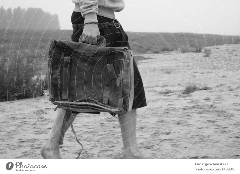 Gestrandet Koffer Ferne Strand Mann Leder schwarz Hose Küste Mensch Sand Beine Stranddüne frei Einsamkeit alt Weis Natur Landschaft Lederkoffer Ledertasche