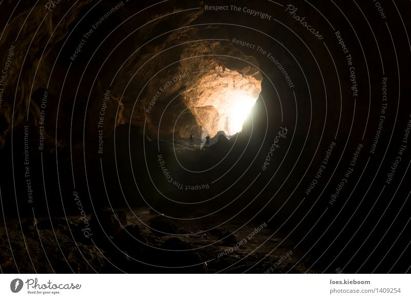 hikers in a cave Abenteuer Expedition Natur Tunnel Tradition Buddha buddhism Buddhismus buddist Myanmar dark darkness end explore explorers hole holy hpan