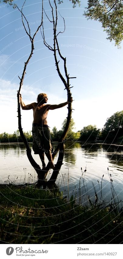 morgen wieder arbeit! Abenddämmerung See Gewässer Sonnenuntergang Wiese Gras Baum Hose Badehose Shorts stehen Mann maskulin Erholung ruhig Freizeit & Hobby