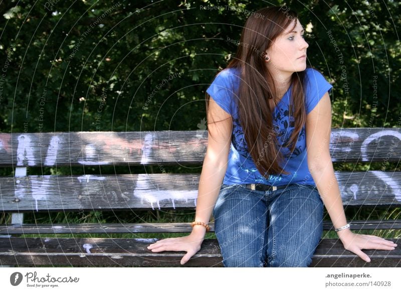 sitting and waiting schön brünett langhaarig Haare & Frisuren T-Shirt Frau Hand Symmetrie Holz kaputt Baum Sträucher grün Blatt Wald Sommer Erwartung geduldig