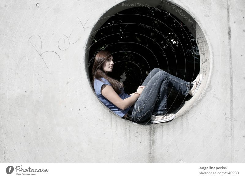 Rock schön brünett langhaarig Haare & Frisuren T-Shirt Frau Hand Schuhe Lieferwagen Baum Sträucher grün Sommer Erwartung geduldig Denken Beton Wand dreckig grau