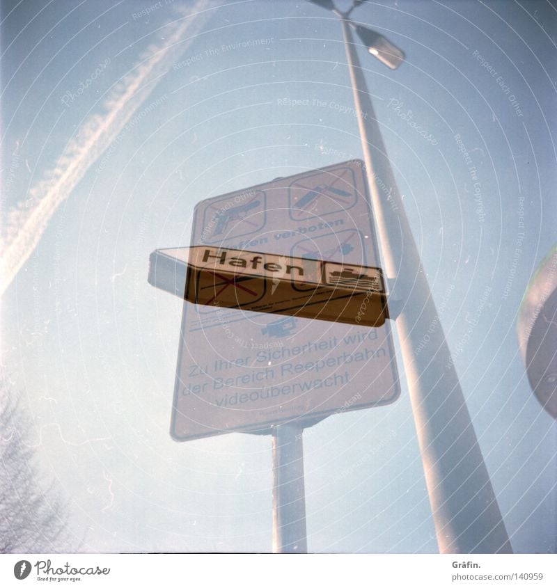 Hafenverbot Reeperbahn Verbote Laterne Flugzeug 2 Holga Mittelformat Tag Sicherheit Verkehrswege Hinweisschild Schilder & Markierungen Himmel Kondenstreifen