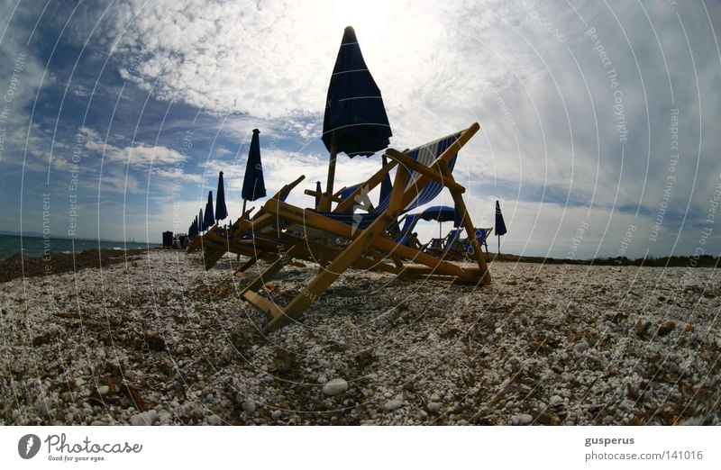 strand {GUT} Strand Liegestuhl Fischauge Sonnenschirm Meer Horizont Nachmittag Strandgut Algen Wolken Himmel Wasser See Einsamkeit Europa