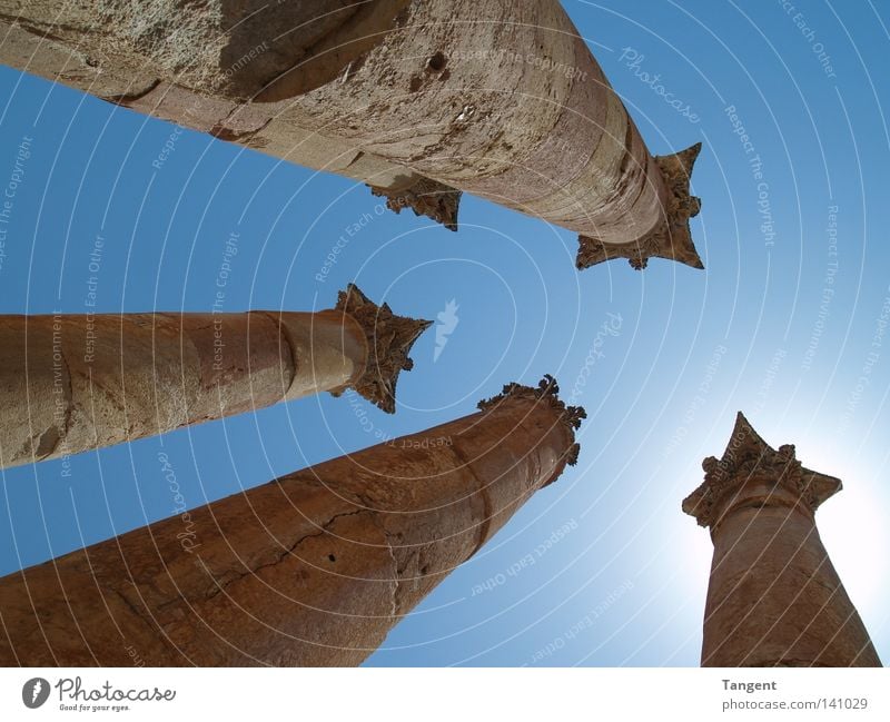 Five Pillars Menschenleer Ruine Bauwerk Gebäude Architektur Sehenswürdigkeit Denkmal ästhetisch Säule Korinth Römerzeit Froschperspektive hoch 4 Blauer Himmel