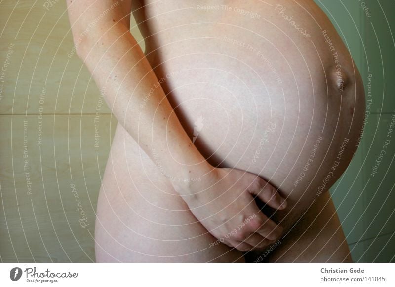 Nicht mehr lang Babybauch klein schreien dick gewachsen groß nackt Frau Mutter schwanger Nachkommen Physik Bauchnabel Hand Hebamme Geburt Kinderzimmer