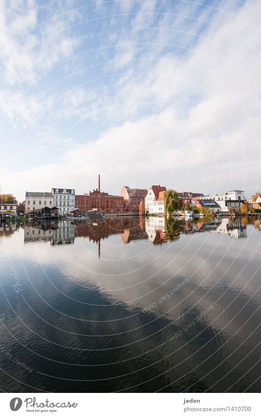 die stadt im fluss. elegant Stil Häusliches Leben Wohnung Haus Landschaft Wasser Himmel Horizont Fluss Stadt Skyline Industrieanlage Gebäude Architektur