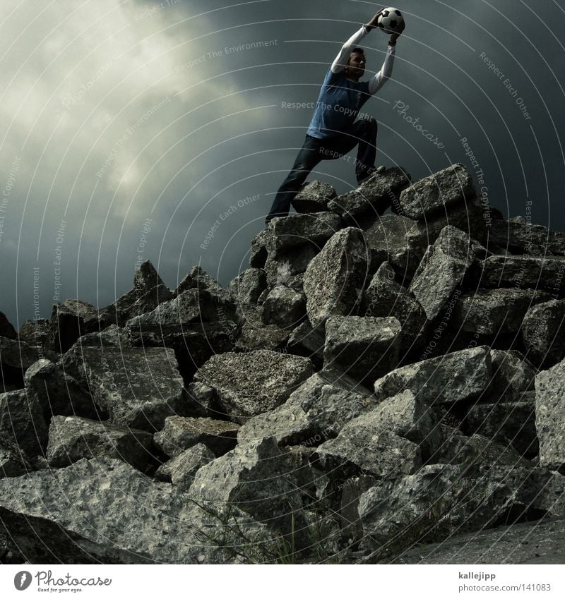 glanzparade Heroismus Held Aufsteiger aufsteigen Fußball Fußballer Geröllfeld Hintergrund neutral Wolkenhimmel Wolkendecke Wolkenwand theatralisch Körpersprache