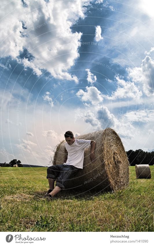 Summer Battle Wunsch Sommer Feld Heu Strohballen Heuballen Fußballen Wiese Kraft Druck Aufenthalt Angst rollen rund Wolken weiß T-Shirt Hemd Hose Schuhe Erde