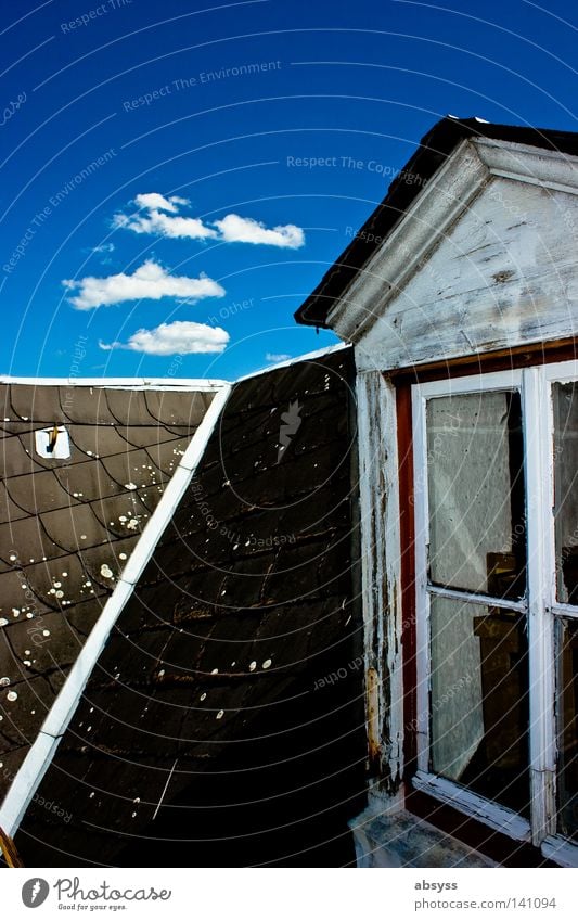 dream of summer blau Himmel Wolken weiß Kumulus Linie Haus Dach Fenster Holz alt baufällig verfallen verwittert Kontrast himmelblau Sommer Schönes Wetter