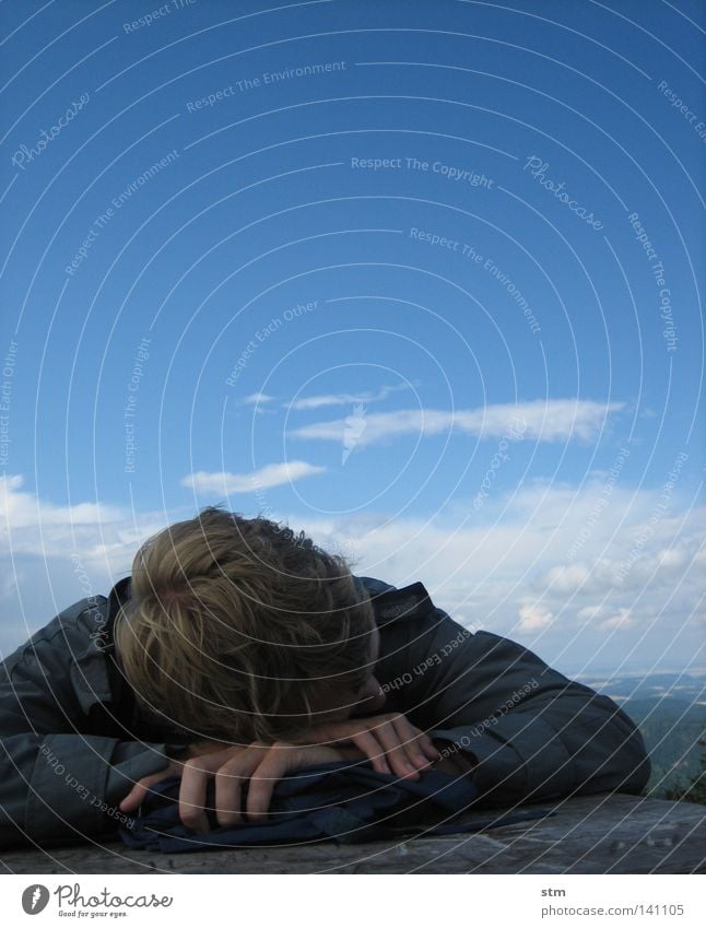 Mann erschöpft von einer Wanderung am Aussichtspunkt schlafen träumen Pause Erholung ruhig Denken Gedanke Wolken wandern Angelrute schön Schwäche Jugendliche