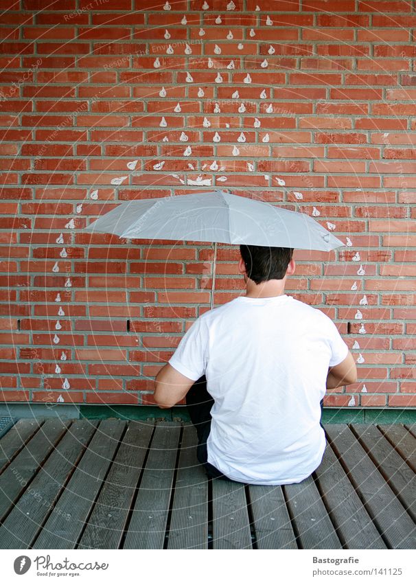 schlechtem wetter den rücken kehren Regen Regenschirm Wand Backstein Mann Sturm Ferien & Urlaub & Reisen Wasser Herbst rain Wassertropfen Wetter Freiheit Stein