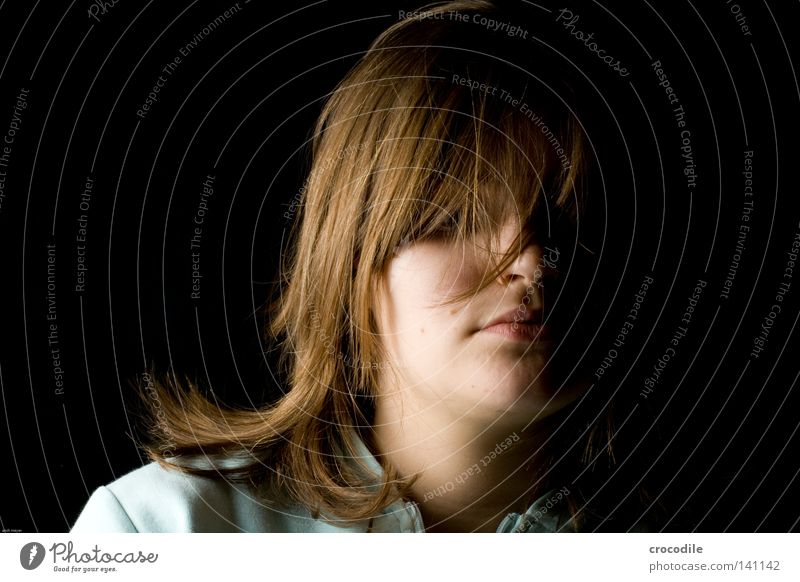 blinded by the hair Frau feminin Haare & Frisuren verdeckt Nase Lippen Mund Low Key geheimnisvoll Softbox dunkel schön Schwäche munde