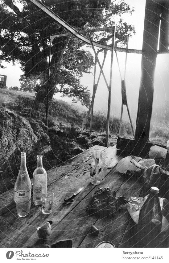 Tisch Ernährung Flasche Glas Gabel Spielen Gegenlicht analog Handwerk nach dem Regen s/w Fotografie