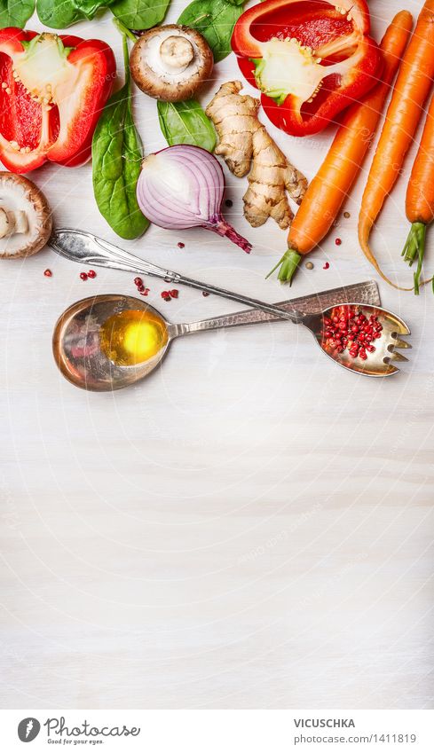 Frisches Gemüse für gesundes Kochen mit Löffeln Lebensmittel Salat Salatbeilage Kräuter & Gewürze Öl Ernährung Mittagessen Abendessen Büffet Brunch Bioprodukte