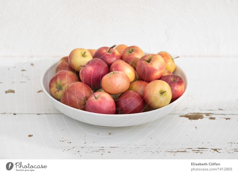 Dänische Äpfel Frucht Apfel Schalen & Schüsseln frisch rot Food Essen dänisch Holztisch Farbfoto Tag