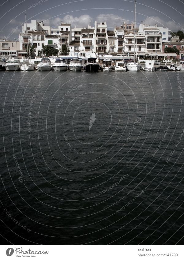 Grüße aus Porto Petro Spanien Balearen Mallorca Sicherheit Unwetter Jachthafen Wasserfahrzeug ankern Mole Meer schwarz Hafen Strand Küste Schutz Hafenkulisse