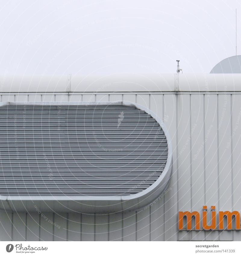 [HH08.2] mümmelmannsbergphotocasehamburgfototour Haus Gebäude weiß rund modern ungewiss Radius Fenster Öffnung vertikal orange Schriftzeichen Logo Wort fremd