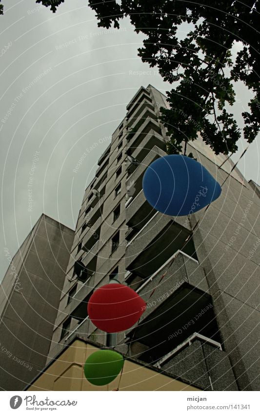 HH08.2 - RGB-Party Luftballon Luftblase Hochhaus Geburtstag Plattenbau Wohngebiet Gebäude Kindergeburtstag Balkon Feste & Feiern festlich verschönern geschmückt