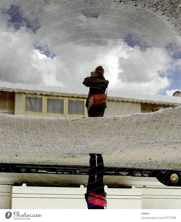 HH08.2 - Die Weite so nah Himmel Wolken Wetter Wohnwagen Pfütze Fotograf Fotografieren Farbfoto Gedeckte Farben Außenaufnahme Tag Schatten