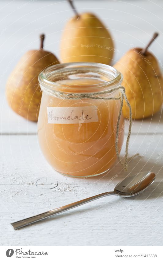 Birnenmarmelade in einem Einmachglas Frucht Marmelade Frühstück Vegetarische Ernährung Diät Löffel Schnur frisch lecker Birnenkonfitüre Bio Glas Essen Holztisch