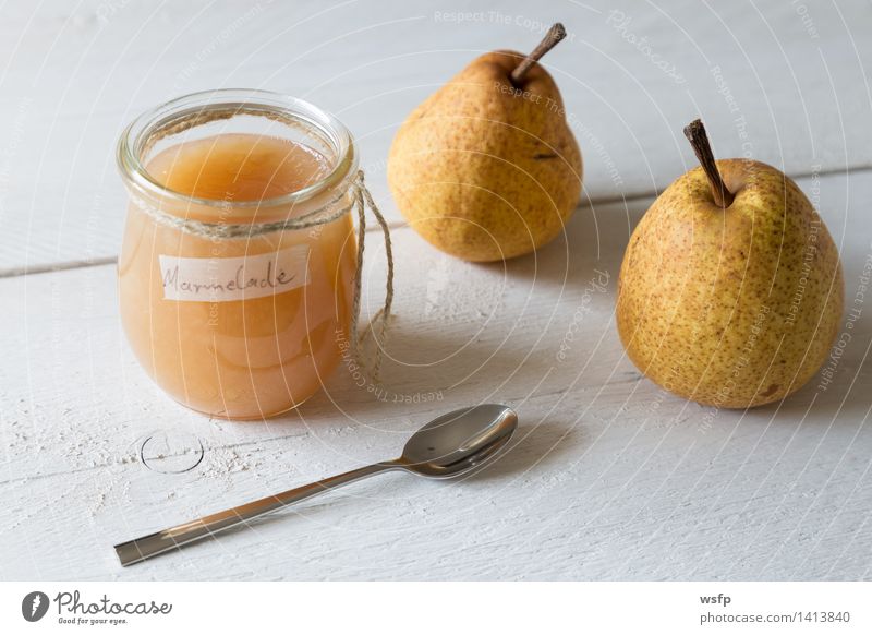 Birnenmarmelade in einem Einmachglas Frucht Marmelade Frühstück Vegetarische Ernährung Diät Löffel Schnur frisch lecker Birnenkonfitüre Bio Glas Essen Holztisch