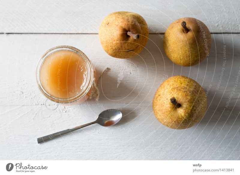 Birnenmarmelade in einem Einmachglas Frucht Marmelade Frühstück Vegetarische Ernährung Diät Löffel Schnur frisch lecker Birnenkonfitüre Bio Glas Essen Holztisch