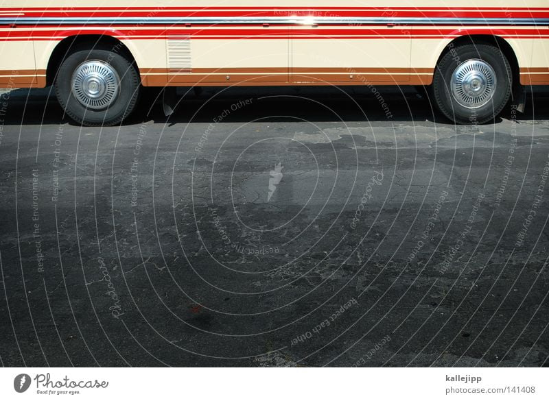 fahr in urlaub Bus rot Orange Wohnwagen Fenster Reifen Rad Vorhang alt Parkplatz Stellplatz Streifen Teer Asphalt Spalte Holzleiste axial Achse 2 Radkappe Blech